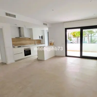 Venta de apartamento en planta baja en Estepona