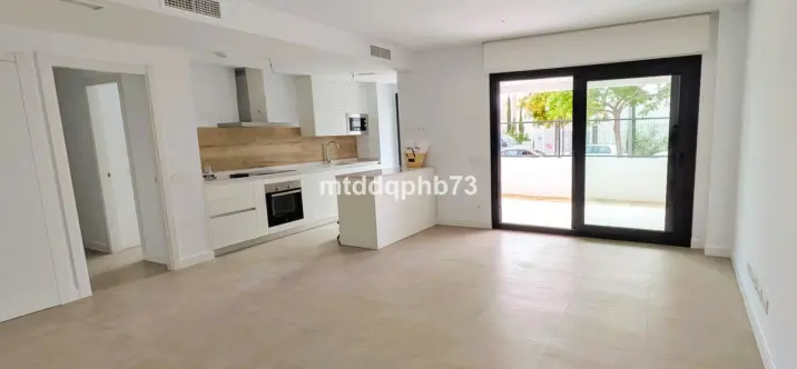 Venta de apartamento en planta baja en Estepona 2