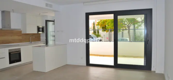 Venta de apartamento en planta baja en Estepona 4