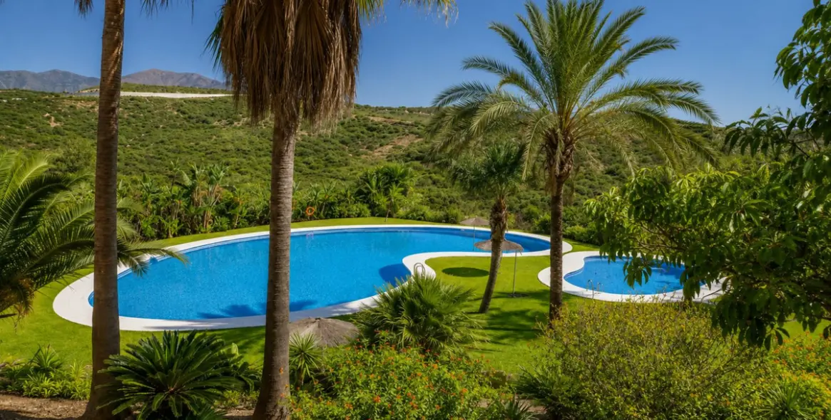 Продажа двухуровневого пентхауса в Casares 33