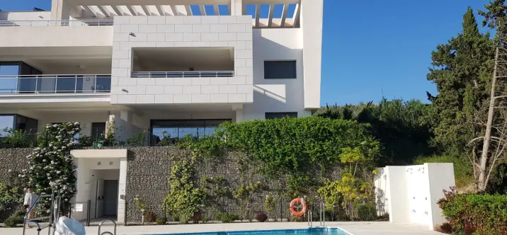 Продажа апартаментов на первом этаже в Casares 1
