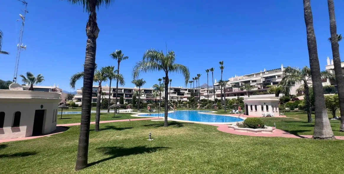 Sale of ground floor apartment in Puerto Banús 1