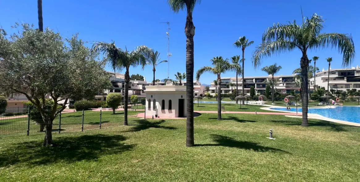 Sale of ground floor apartment in Puerto Banús 2