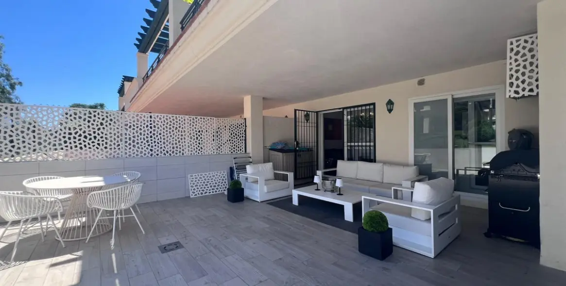 Sale of ground floor apartment in Puerto Banús 5