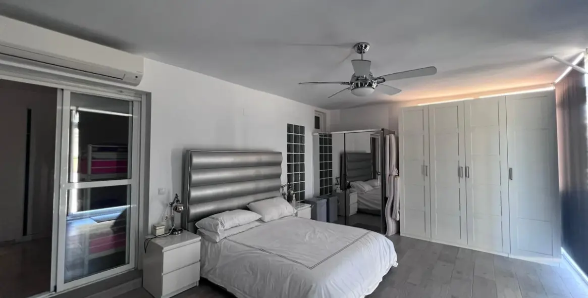 Sale of ground floor apartment in Puerto Banús 11