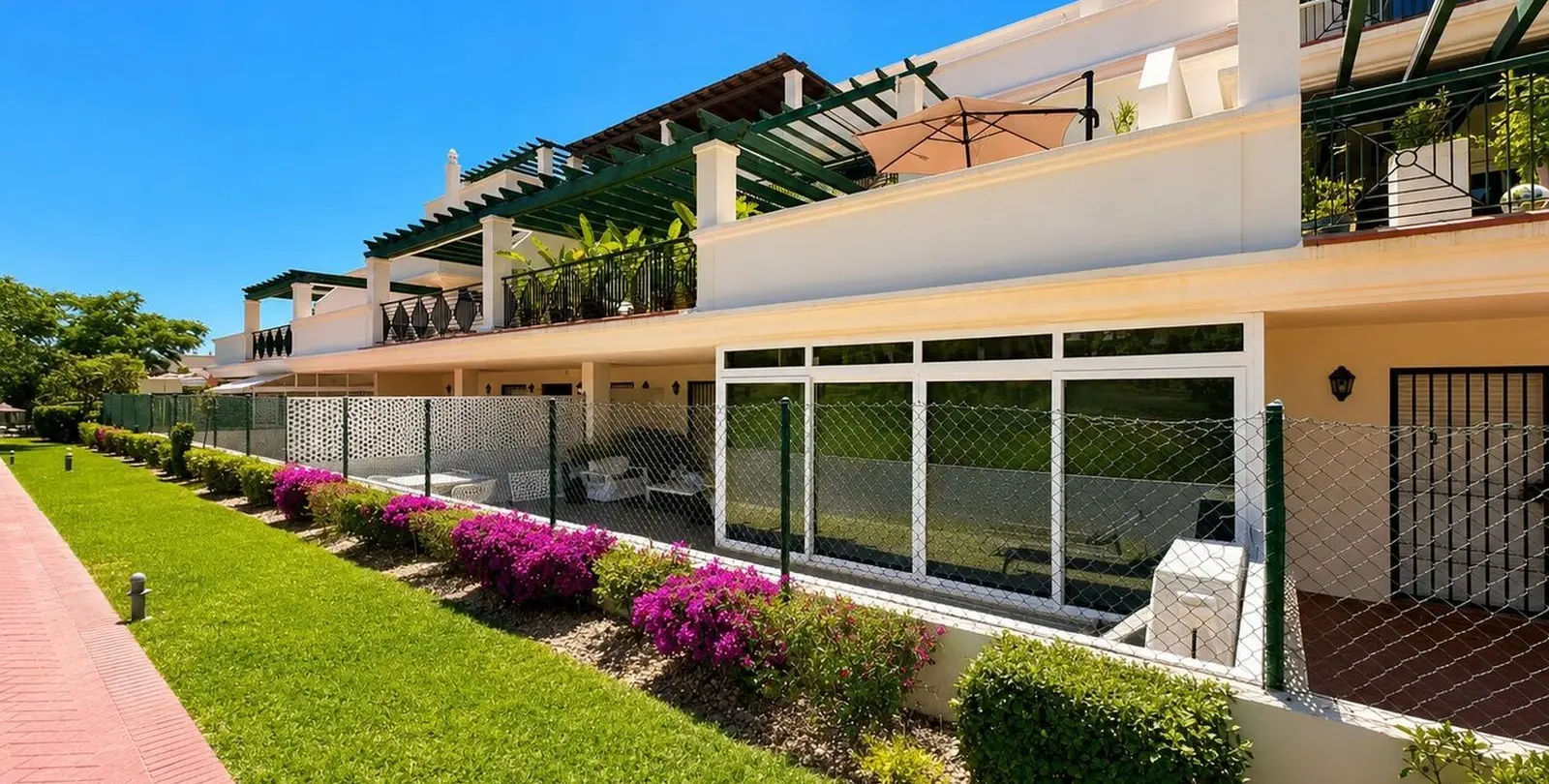 Venta de apartamento en planta baja en Puerto Banús 1