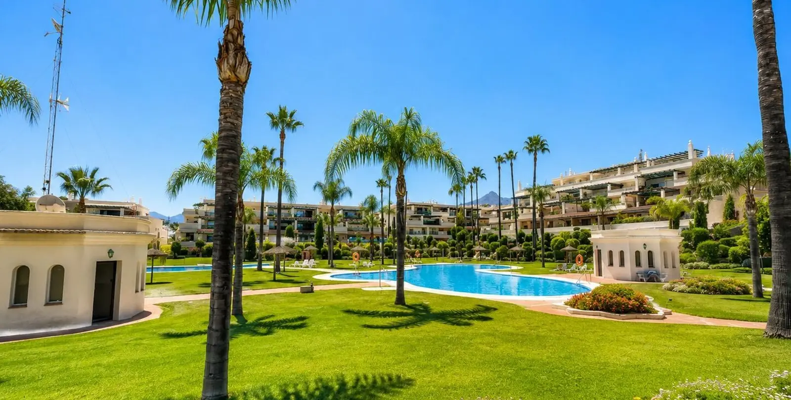 Venta de apartamento en planta baja en Puerto Banús 2