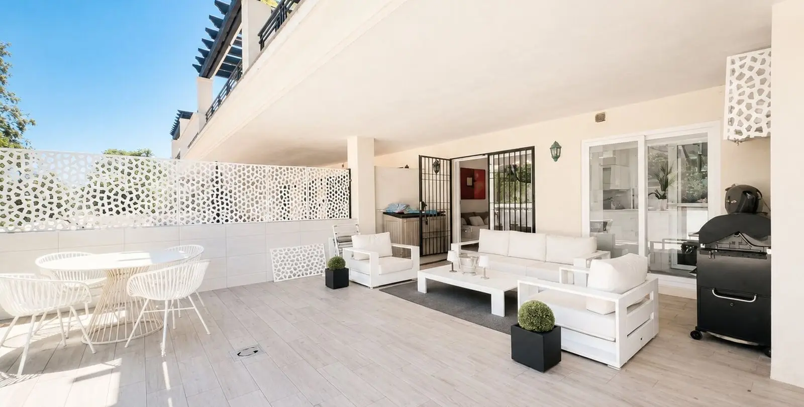 Venta de apartamento en planta baja en Puerto Banús 3