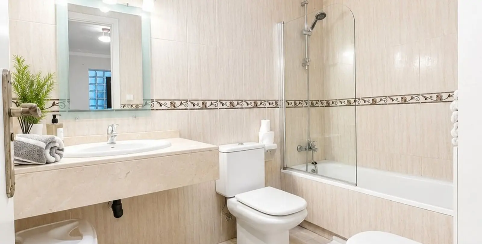 Venta de apartamento en planta baja en Puerto Banús 8