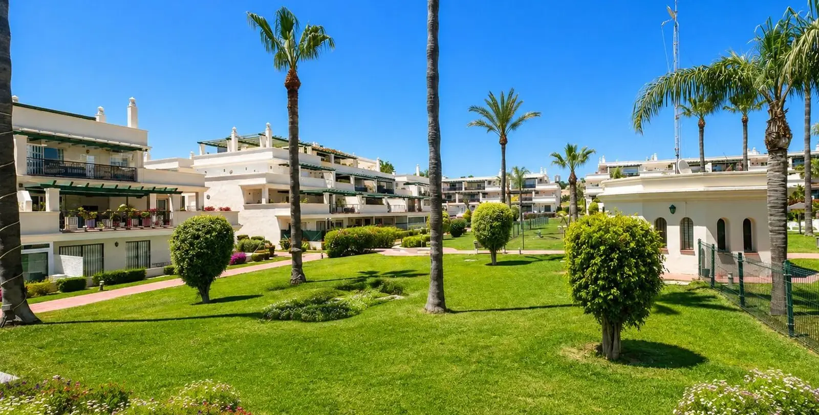 Venta de apartamento en planta baja en Puerto Banús 16