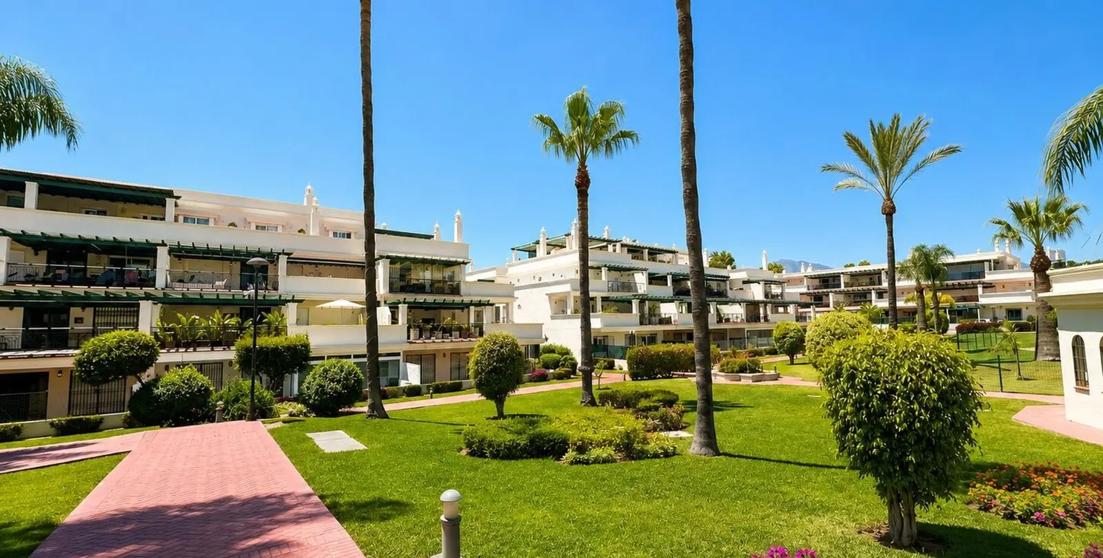 Venta de apartamento en planta baja en Puerto Banús 17