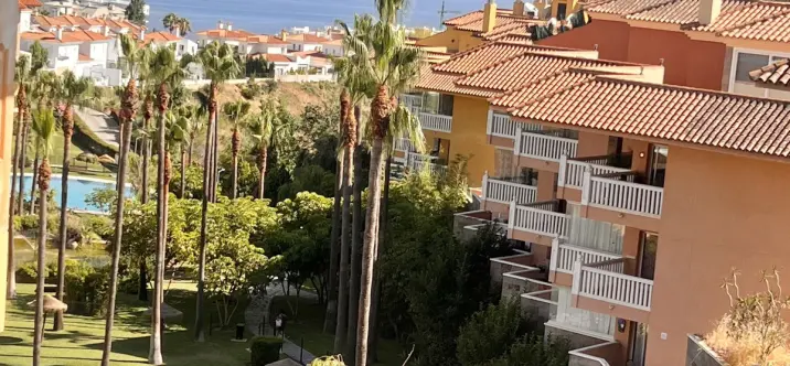 Sale of middle floor apartment in Fuengirola 0