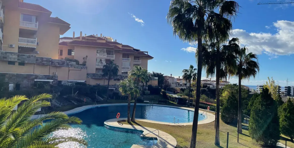 Sale of middle floor apartment in Fuengirola 26