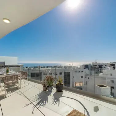 Sale of middle floor apartment in Fuengirola