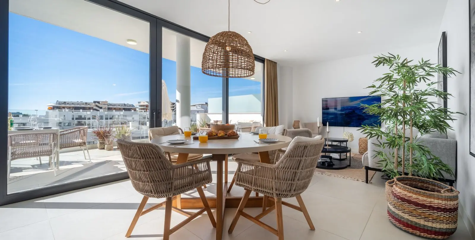 Sale of middle floor apartment in Fuengirola 1