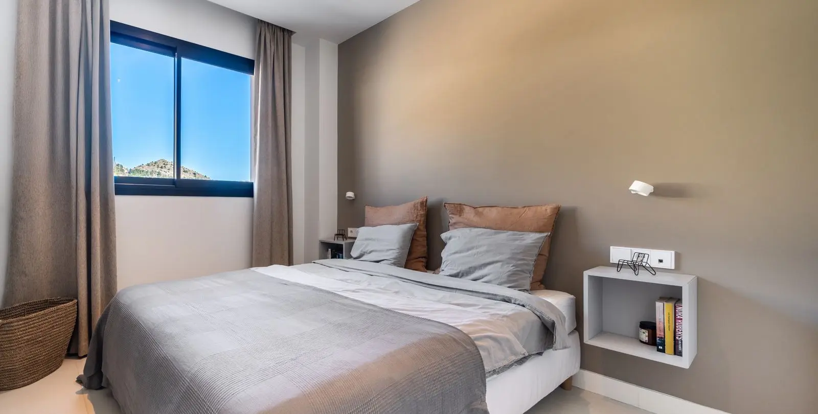Sale of middle floor apartment in Fuengirola 21