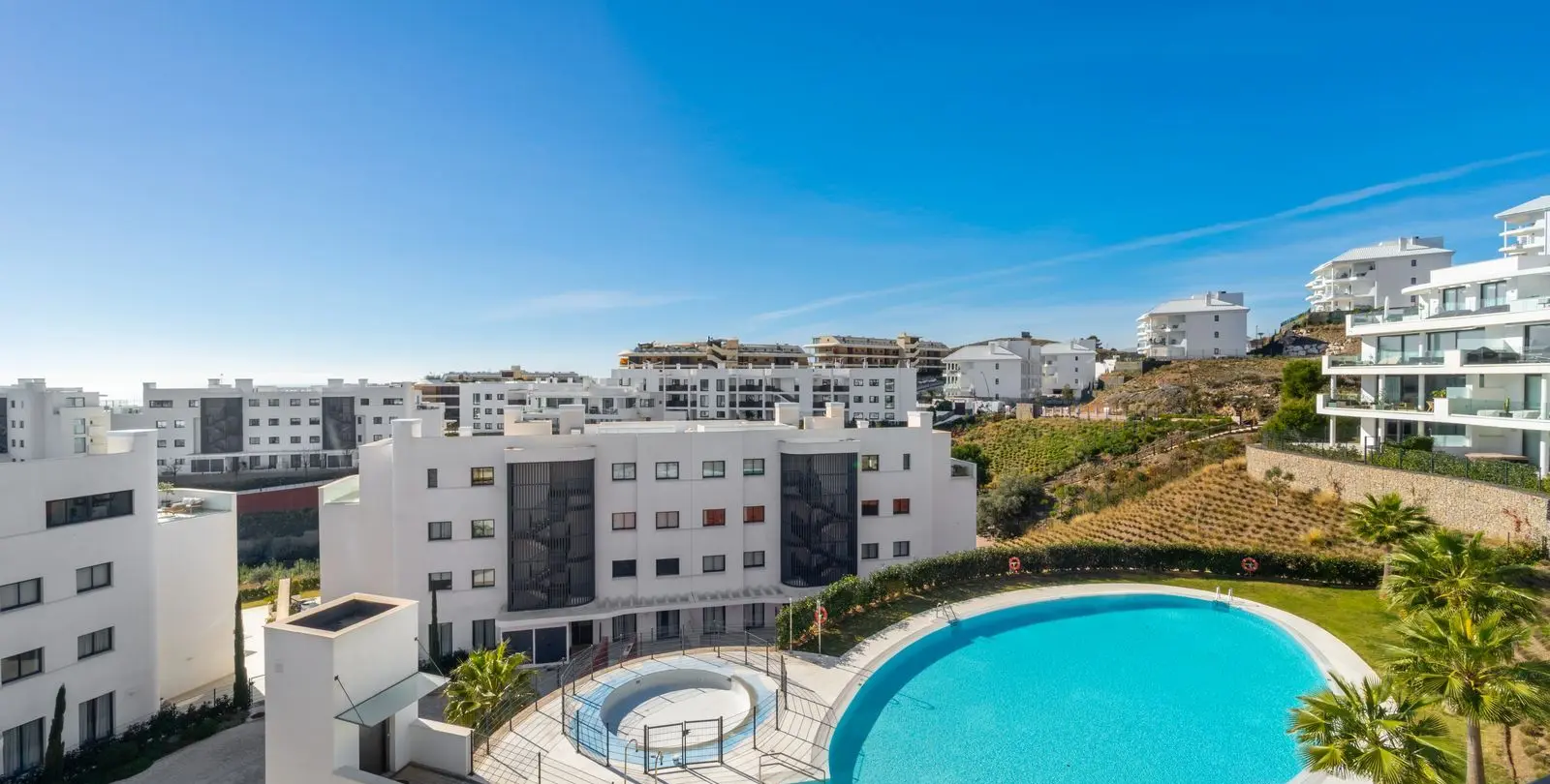 Sale of middle floor apartment in Fuengirola 30