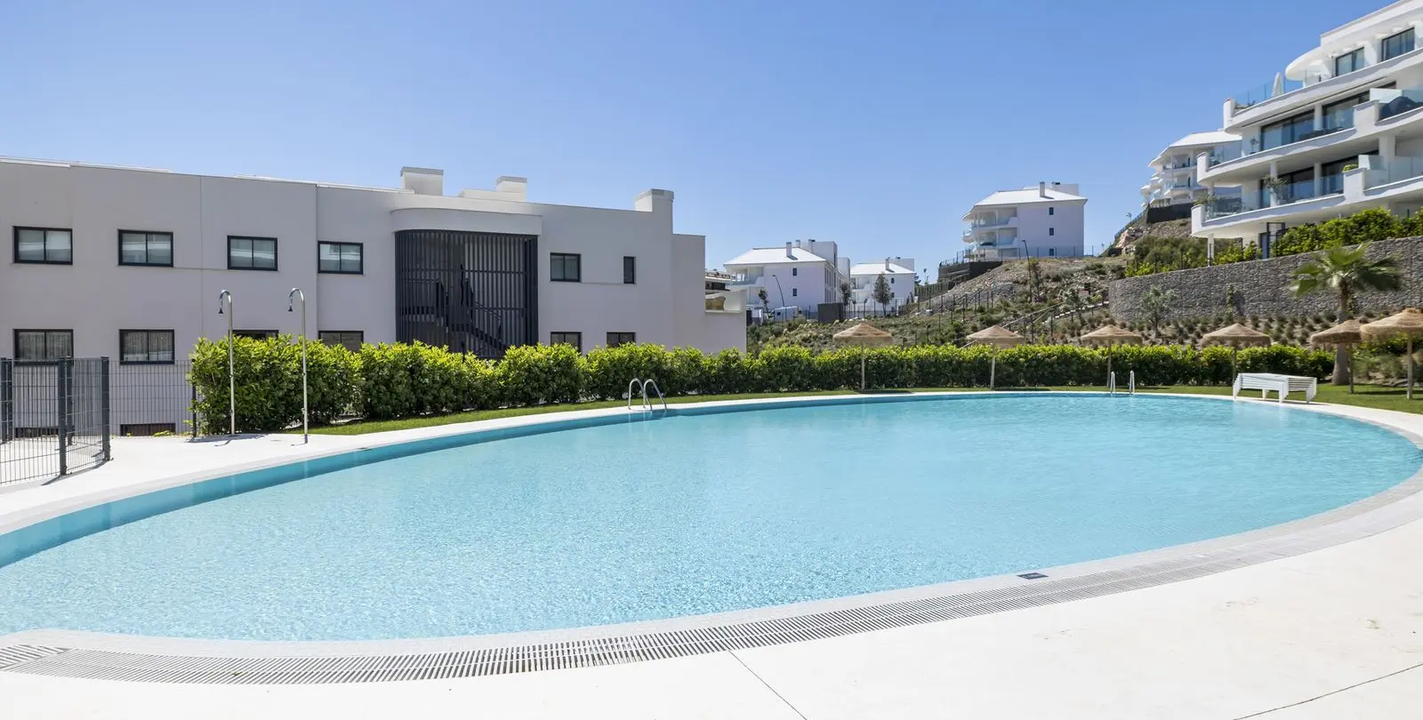 Sale of middle floor apartment in Fuengirola 32