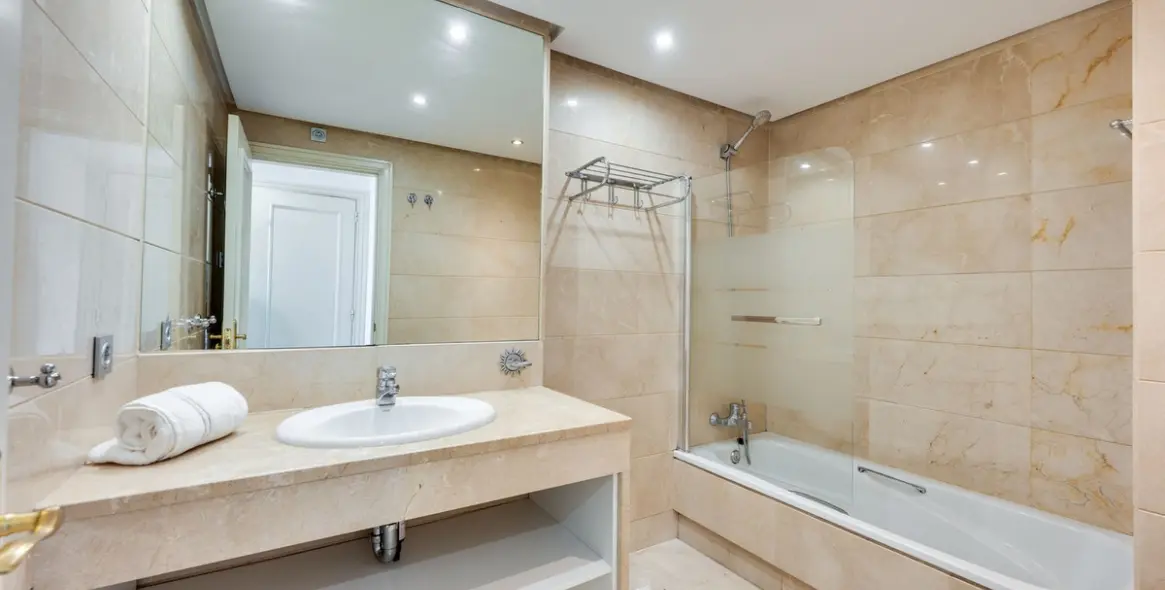 Sale of middle floor apartment in Puerto Banús 19