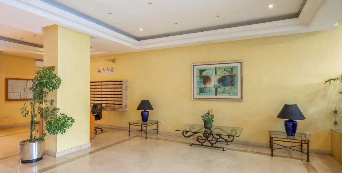 Sale of middle floor apartment in Puerto Banús 26