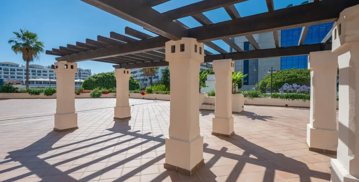 Sale of middle floor apartment in Puerto Banús 29