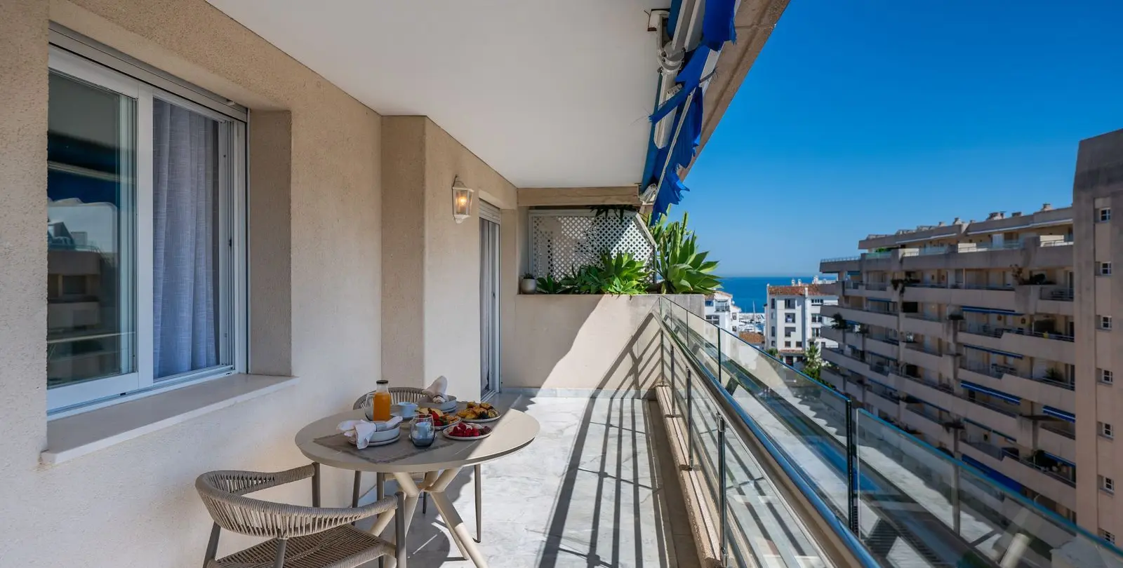 Sale of middle floor apartment in Puerto Banús 1
