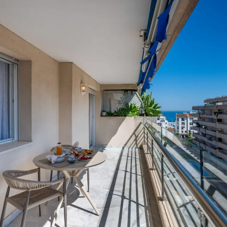 Venta de apartamento en planta media en Puerto Banús