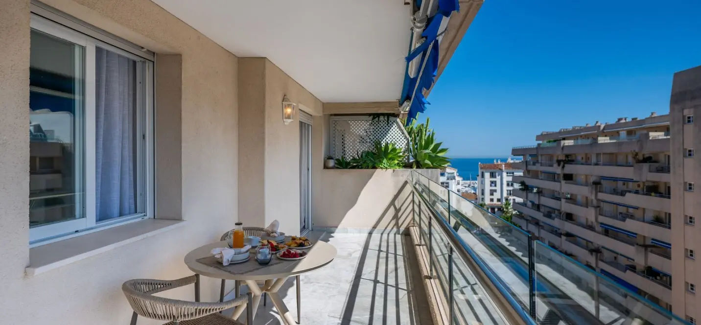 Venta de apartamento en planta media en Puerto Banús 0
