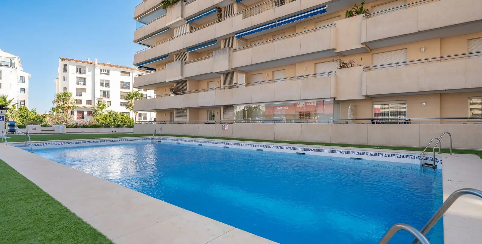 Sale of middle floor apartment in Puerto Banús 2
