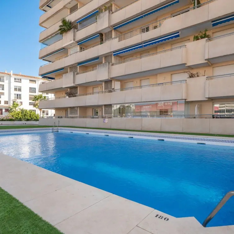 Venta de apartamento en planta media en Puerto Banús