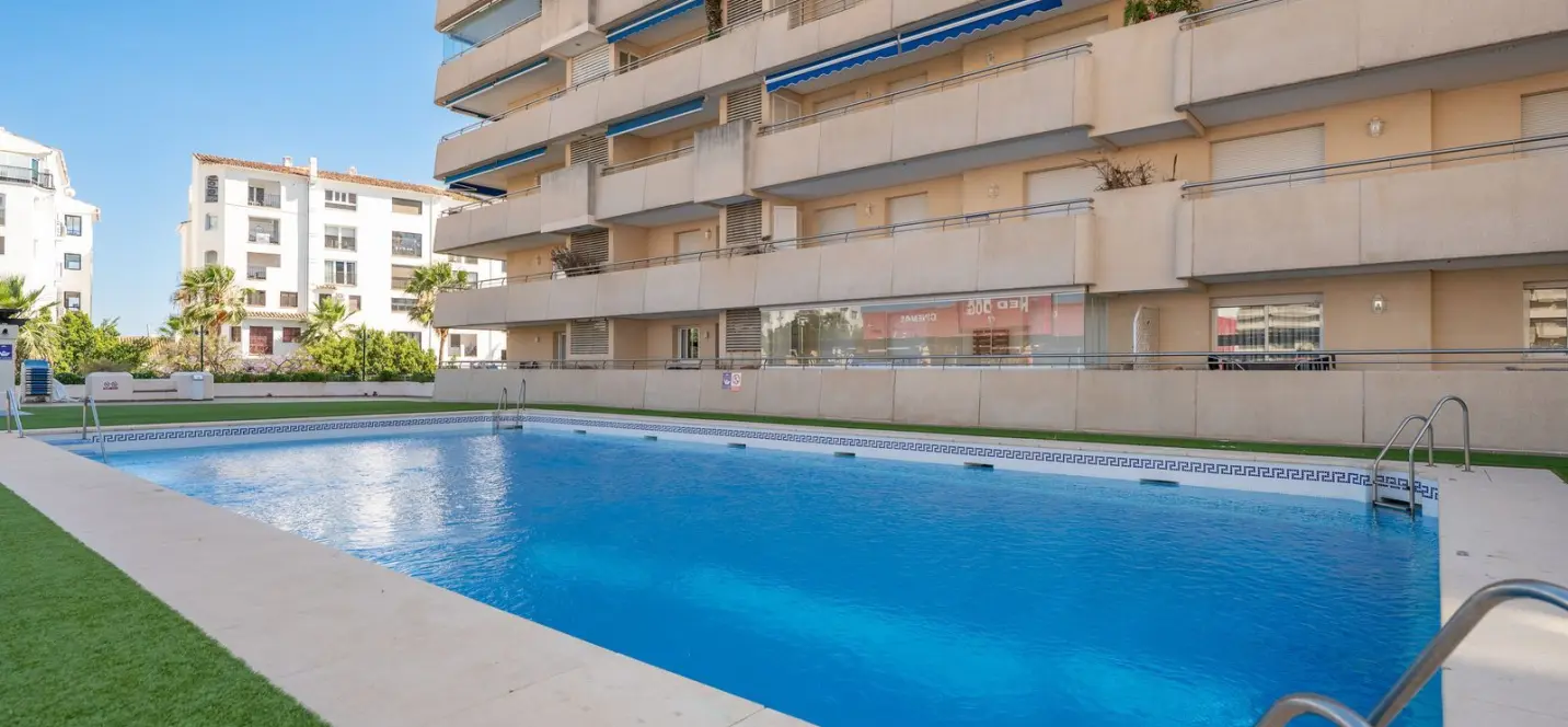 Venta de apartamento en planta media en Puerto Banús 1