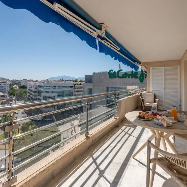 Venta de apartamento en planta media en Puerto Banús