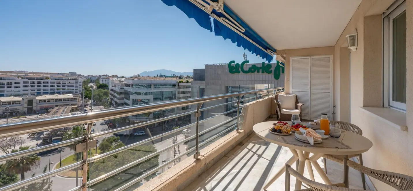 Venta de apartamento en planta media en Puerto Banús 2
