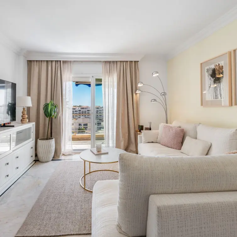 Venta de apartamento en planta media en Puerto Banús