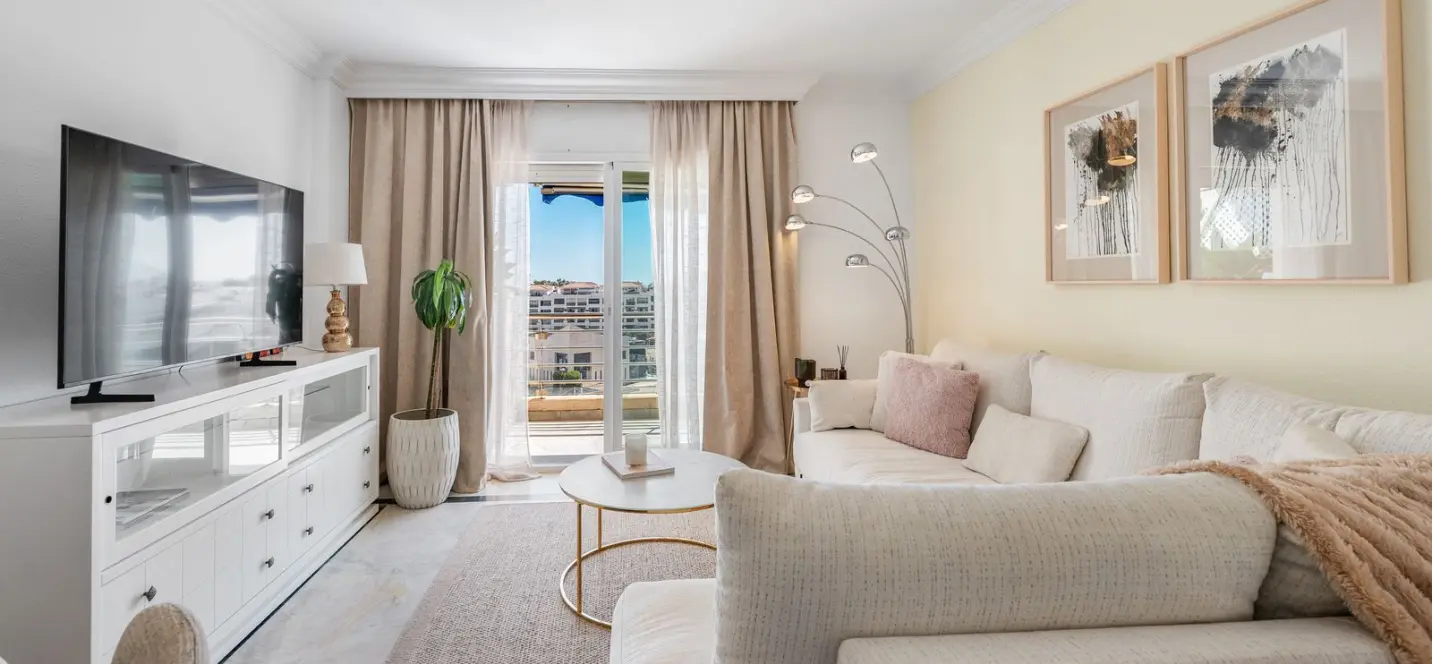 Venta de apartamento en planta media en Puerto Banús 3