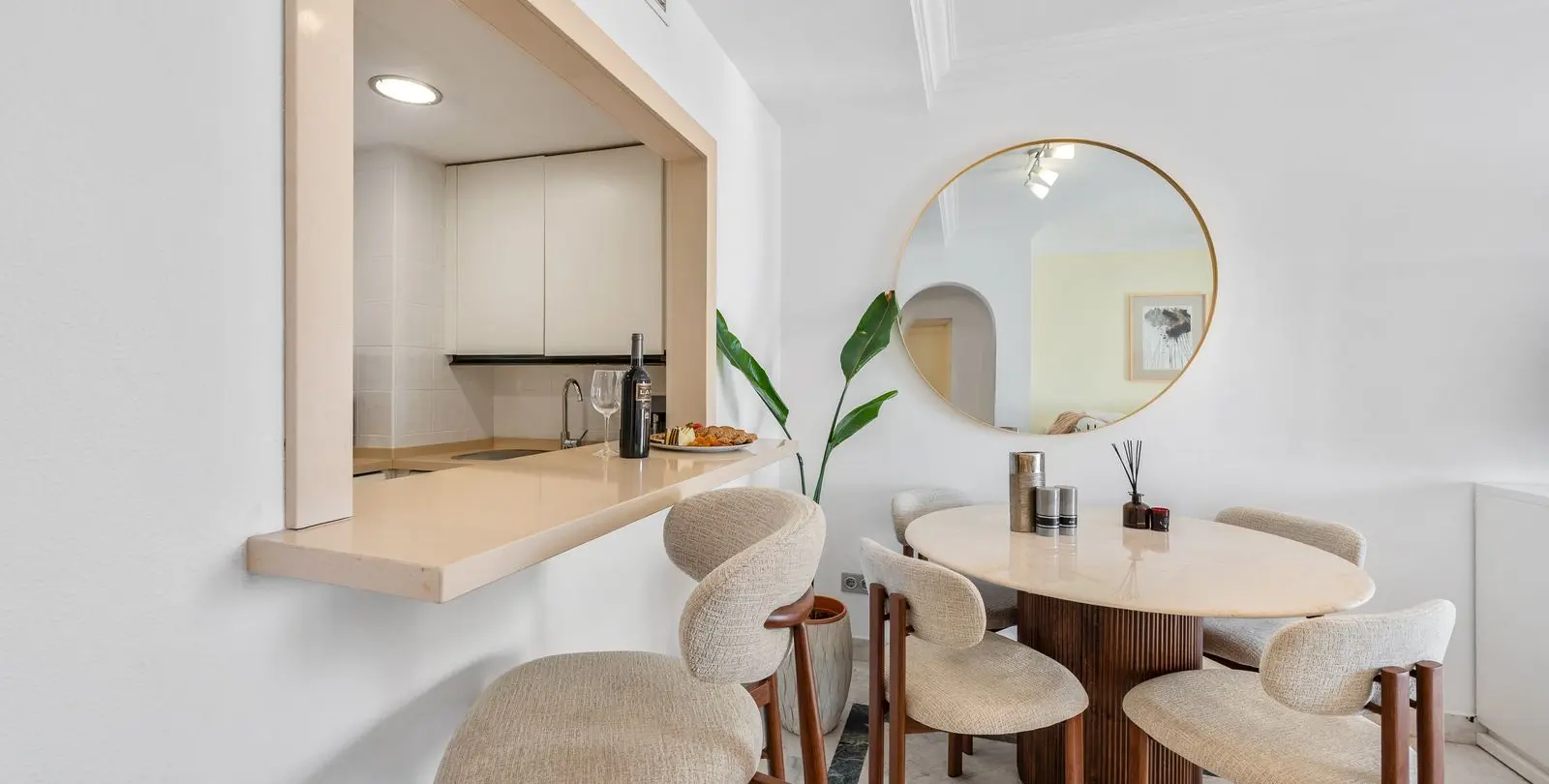 Sale of middle floor apartment in Puerto Banús 5
