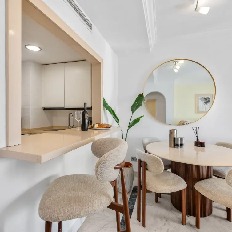Venta de apartamento en planta media en Puerto Banús