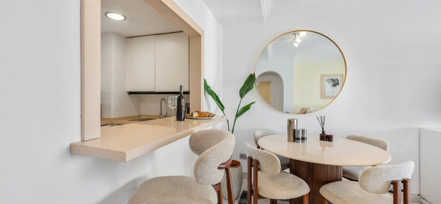 Venta de apartamento en planta media en Puerto Banús 4
