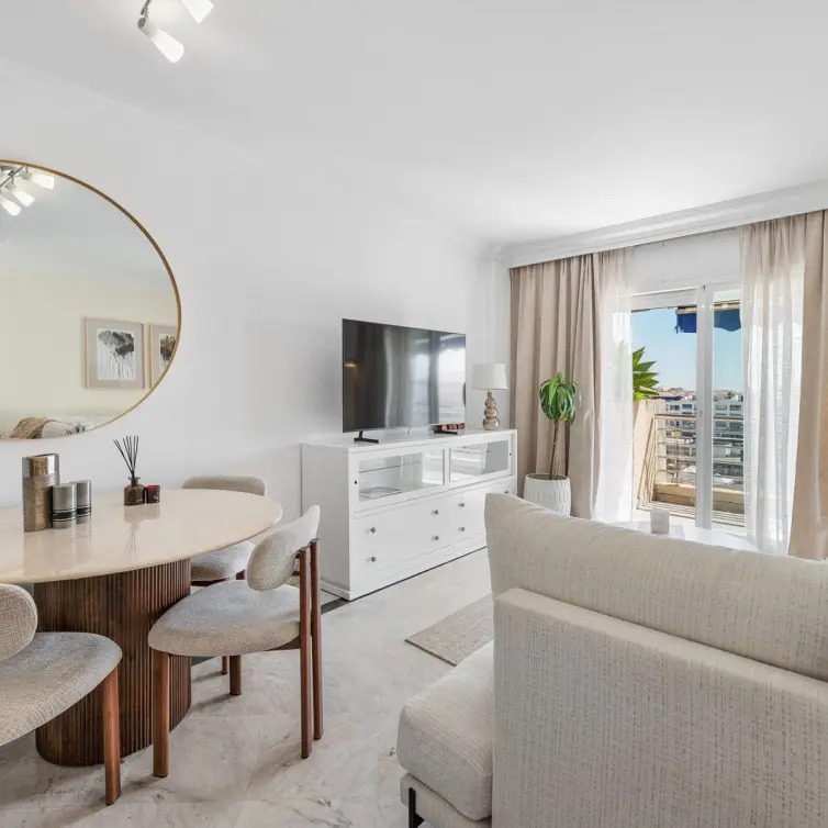Venta de apartamento en planta media en Puerto Banús