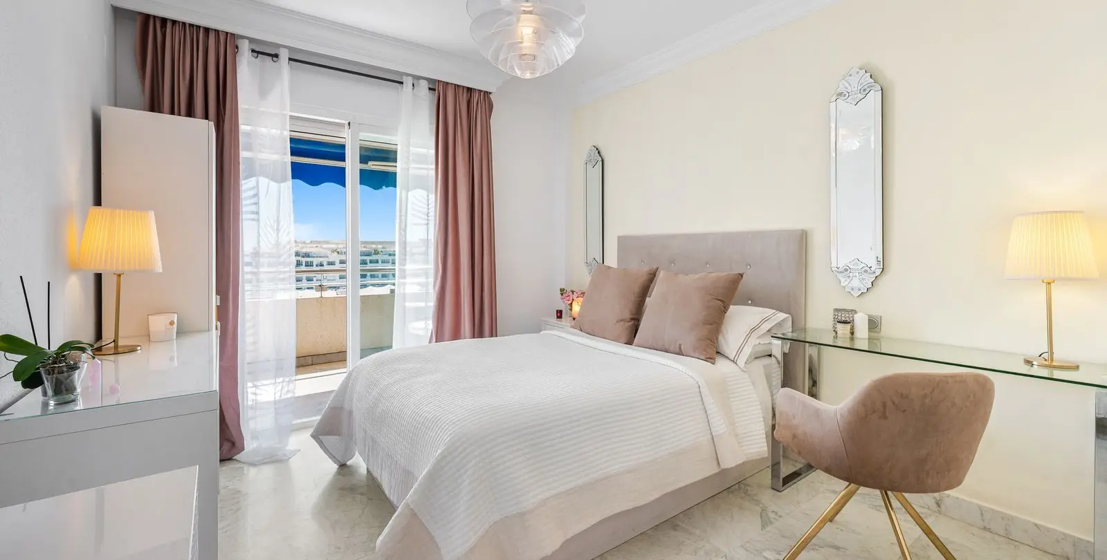 Sale of middle floor apartment in Puerto Banús 7