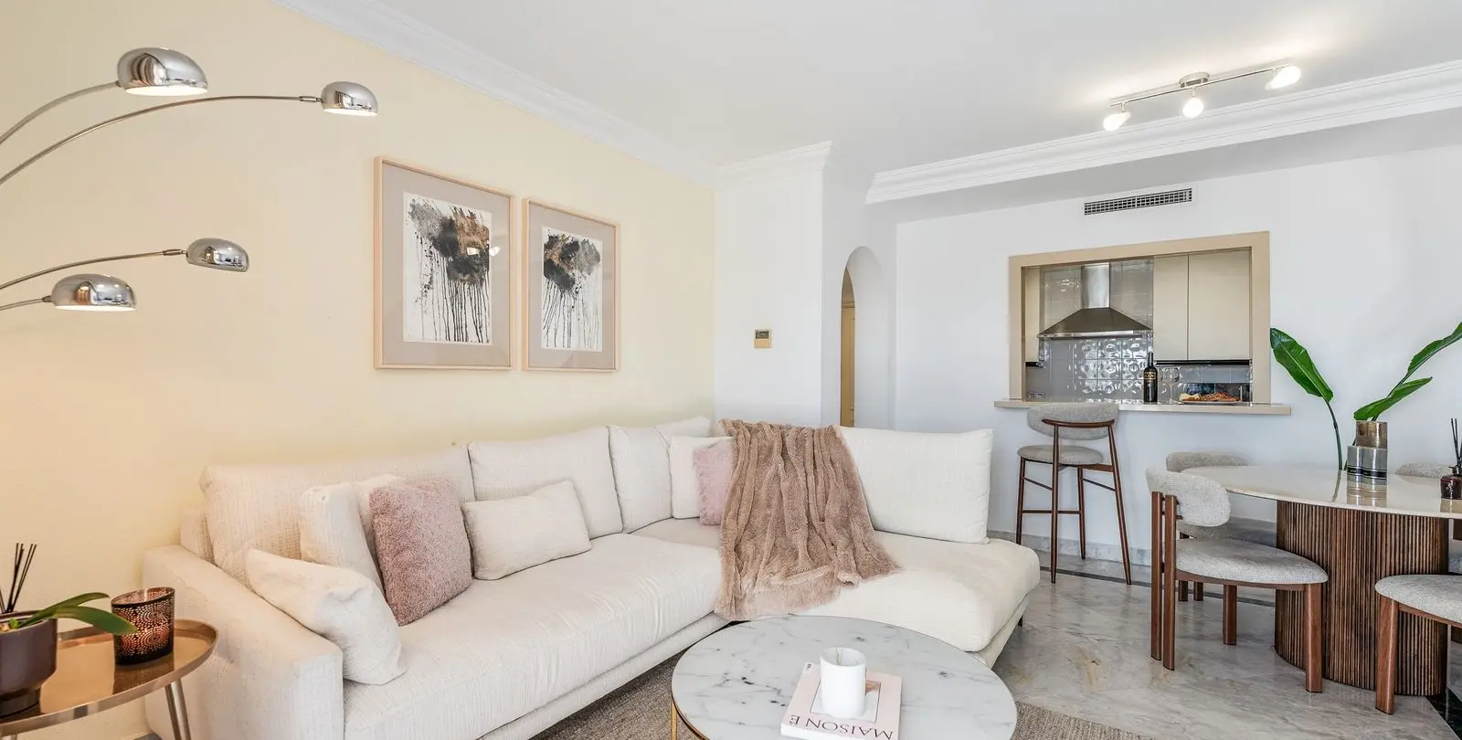 Sale of middle floor apartment in Puerto Banús 10
