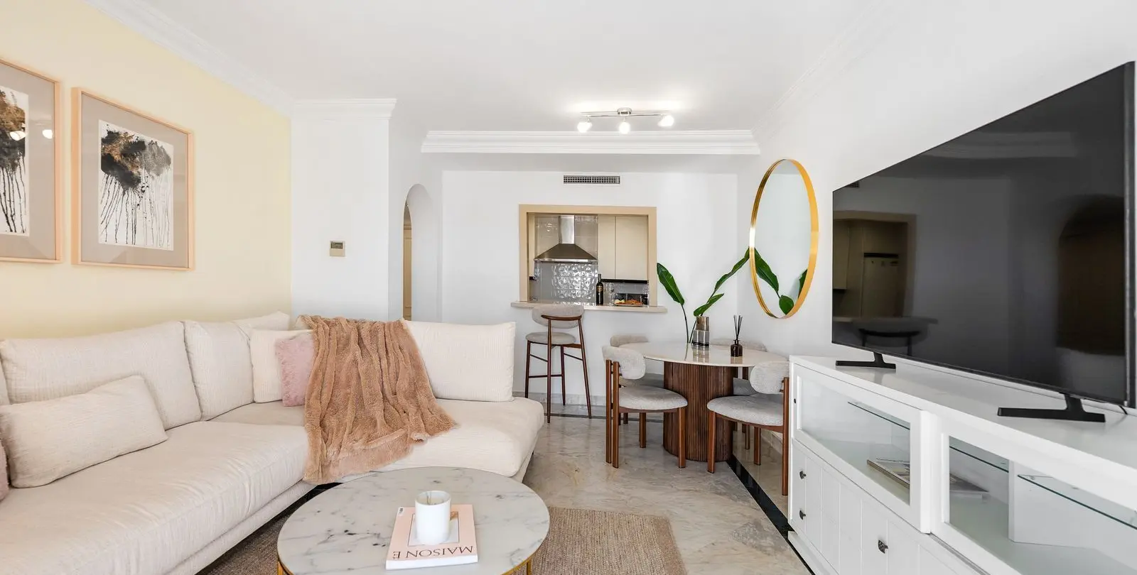Sale of middle floor apartment in Puerto Banús 11