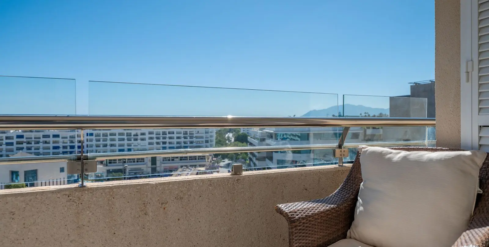 Sale of middle floor apartment in Puerto Banús 14