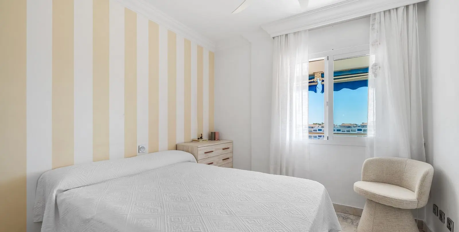 Sale of middle floor apartment in Puerto Banús 20
