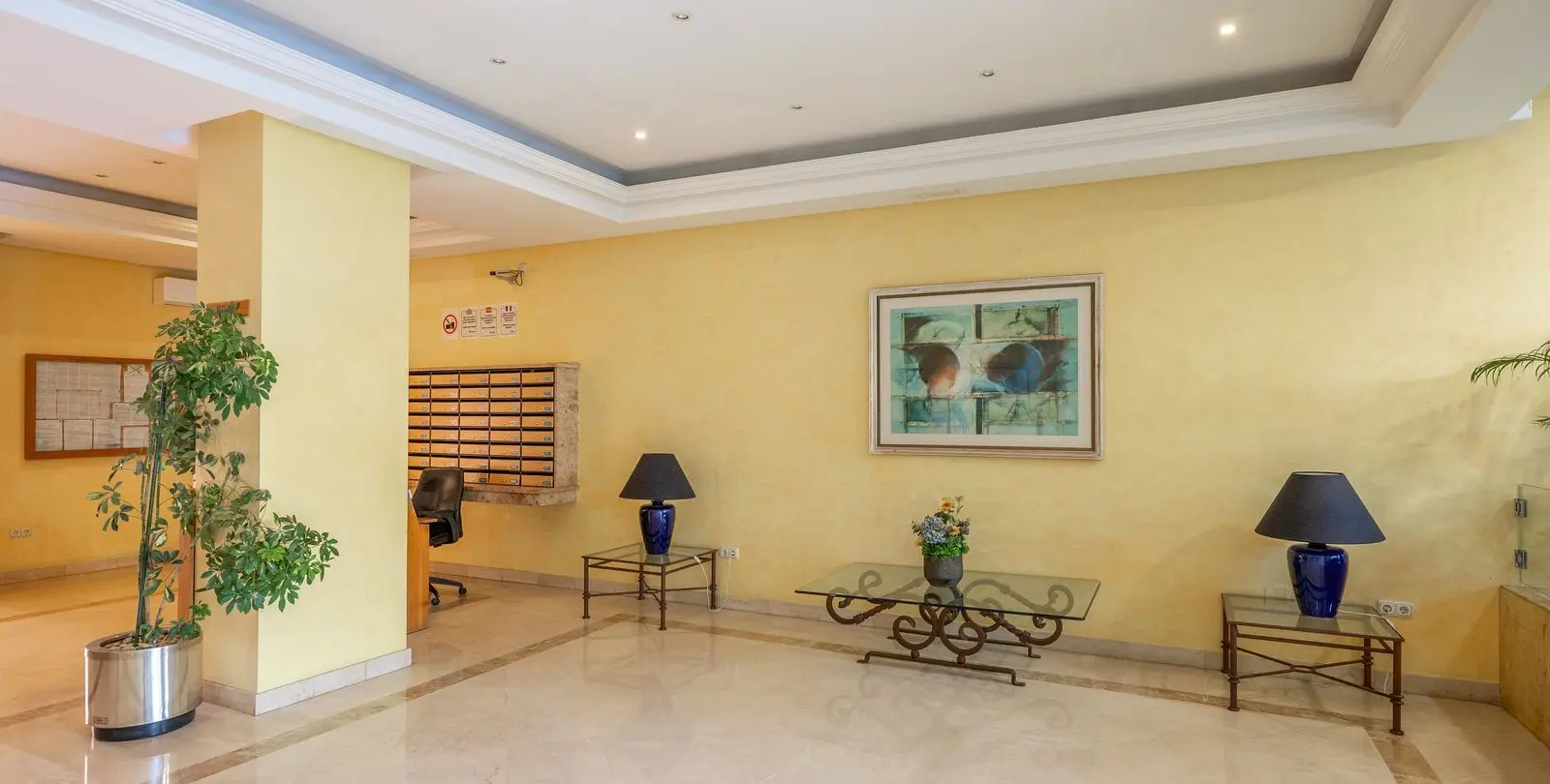 Sale of middle floor apartment in Puerto Banús 26