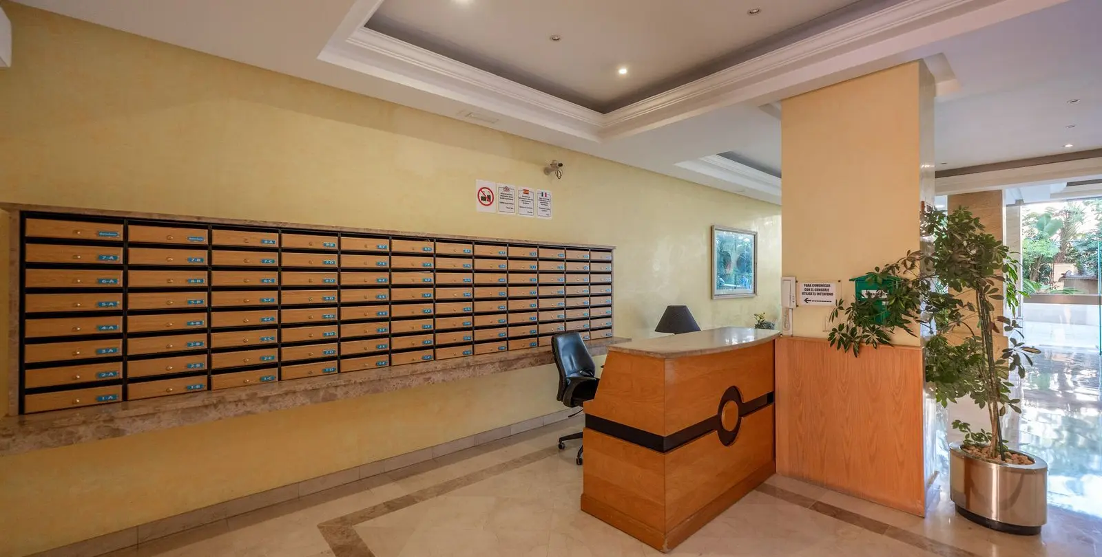 Sale of middle floor apartment in Puerto Banús 27