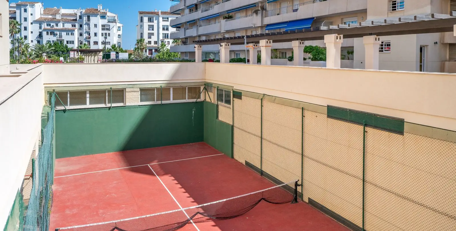 Sale of middle floor apartment in Puerto Banús 28