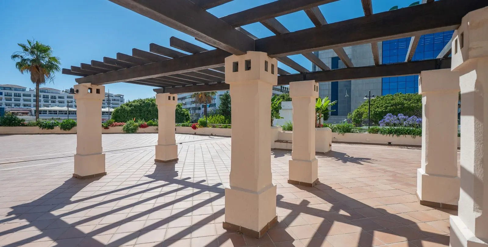 Sale of middle floor apartment in Puerto Banús 29