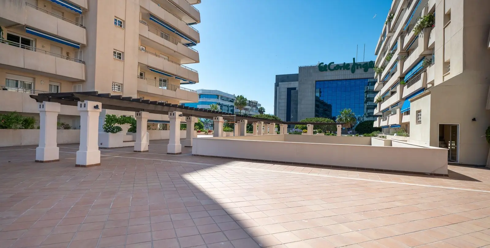 Sale of middle floor apartment in Puerto Banús 30