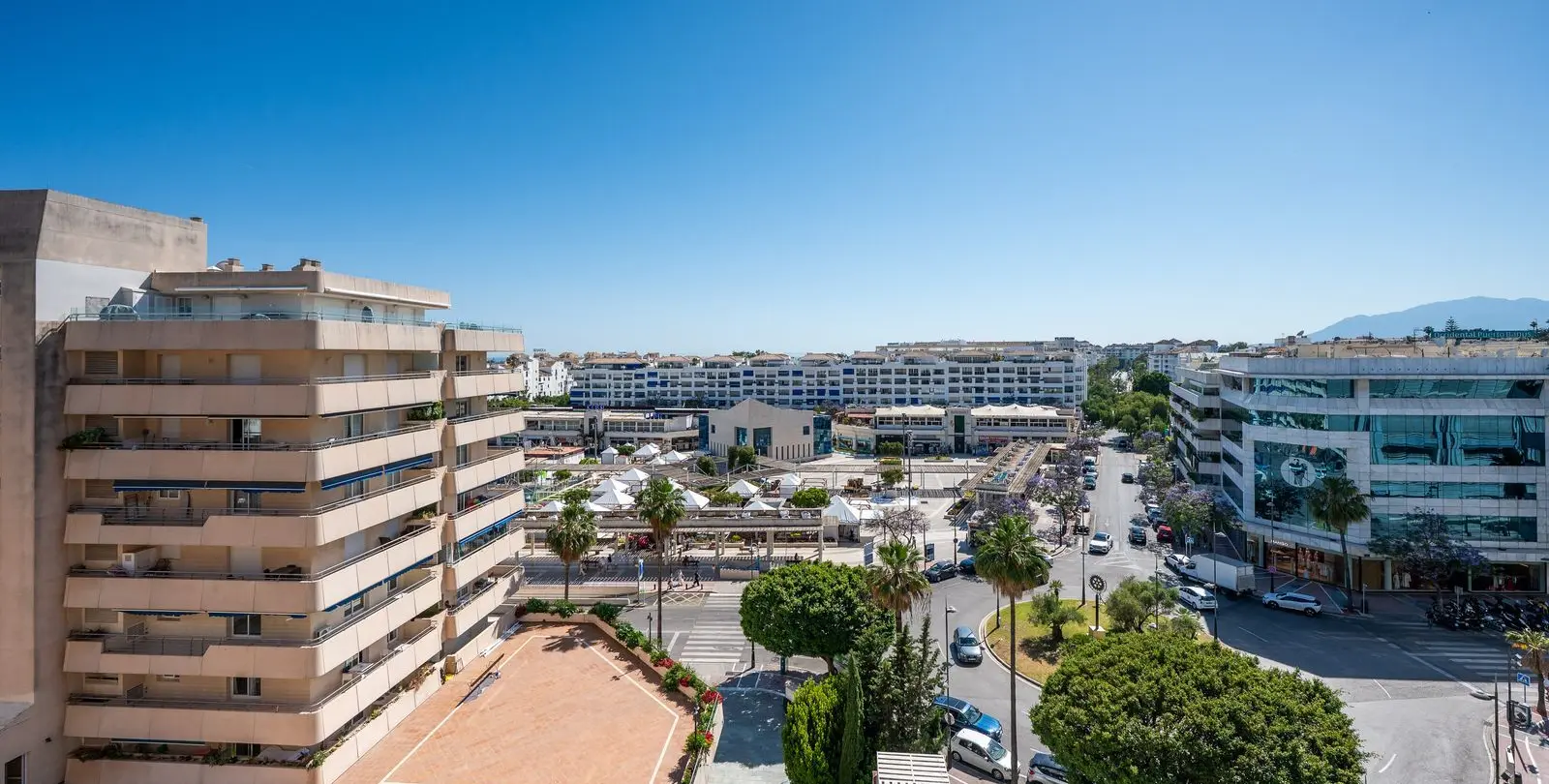Sale of middle floor apartment in Puerto Banús 31